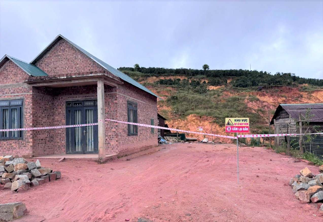 Sau khi di dời, chính quyền, cơ quan chức năng căng dây phong tỏa, cảnh báo nguy hiểm. Ảnh: Hữu Kiên