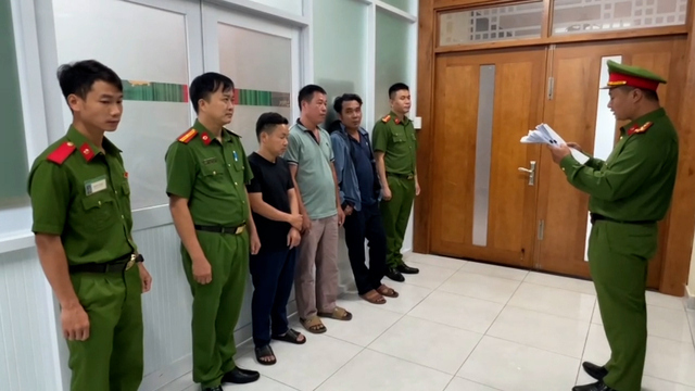 Prosecuting 10 defendants in the case of bringing more than 505 tons of fake gas to the market in Ho Chi Minh City