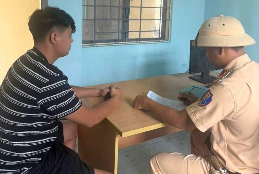 Tài xế vi phạm bị lực lượng chức năng lập biên bản xử phạt hành chính. Ảnh: Công an Gia Lai 