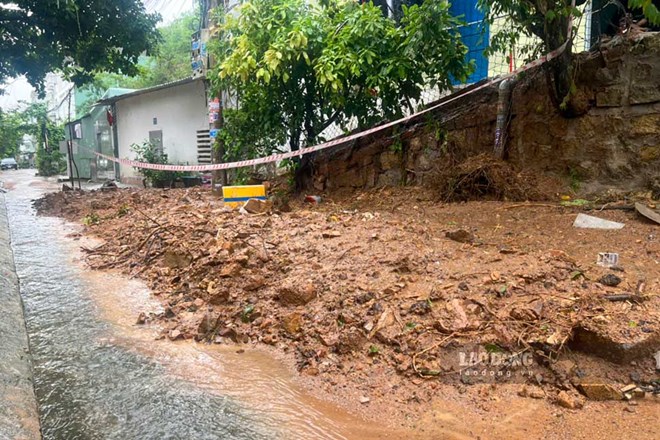 Heavy rain causes landslides in Quy Nhon Nam ward, Gia Lai on September 22. Photo: Dinh Truong