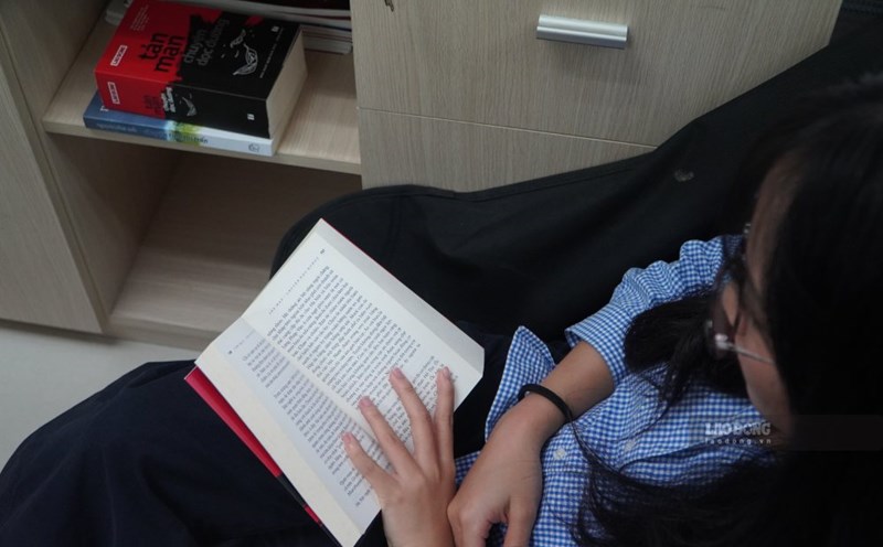 When waking up in the middle of the night, getting out of bed and reading books in dim light helps the brain relax before going back to sleep. Photo: Thanh Thanh