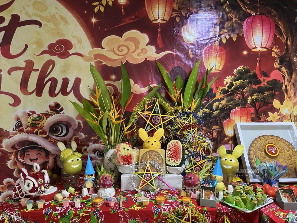 Parents, teach children how to prepare a beautiful and attractive Mid-Autumn feast. Photo: Mai Chau