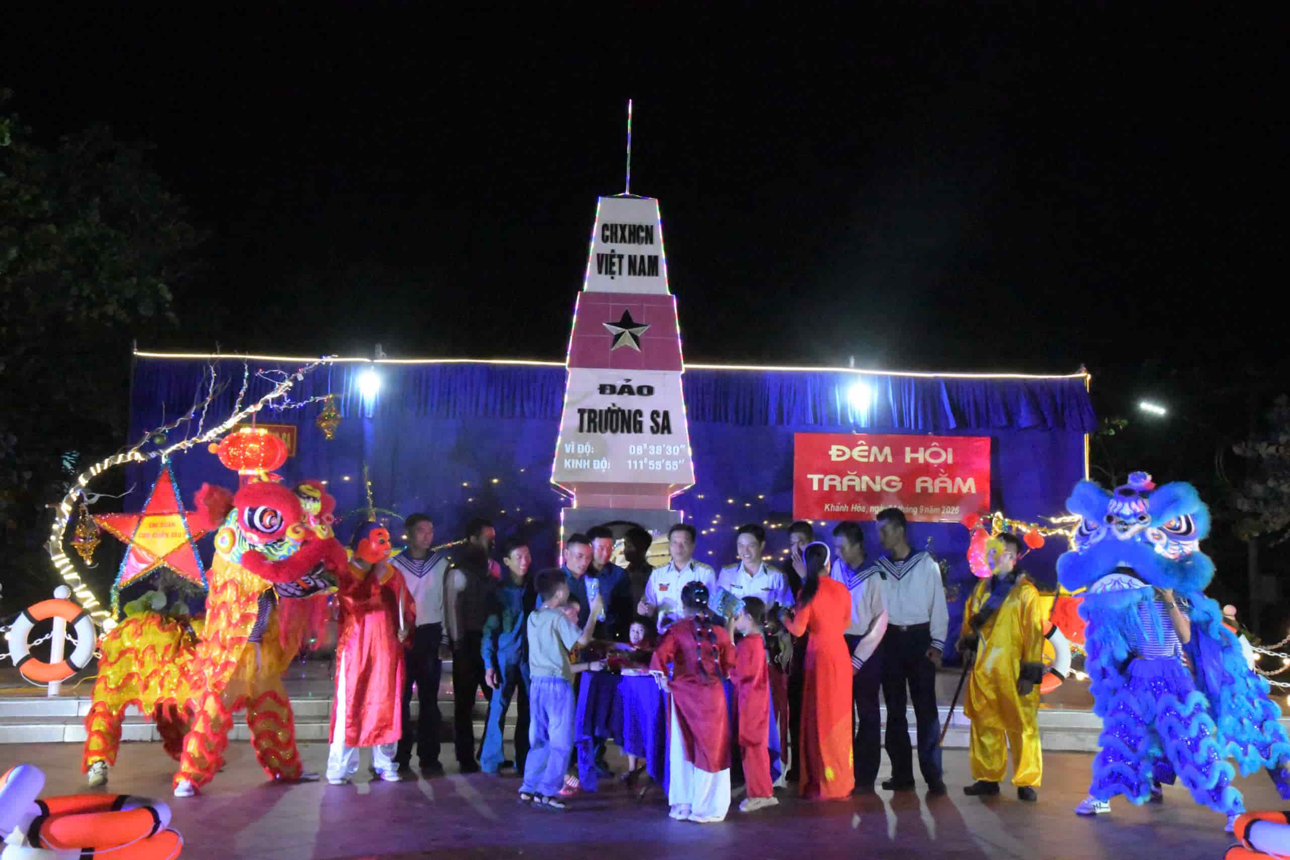 Officers and soldiers practice the content of breaking the Mid-Autumn Festival feast for children in Truong Sa Special Zone. Photo: Naval Region 4 (September 2026)