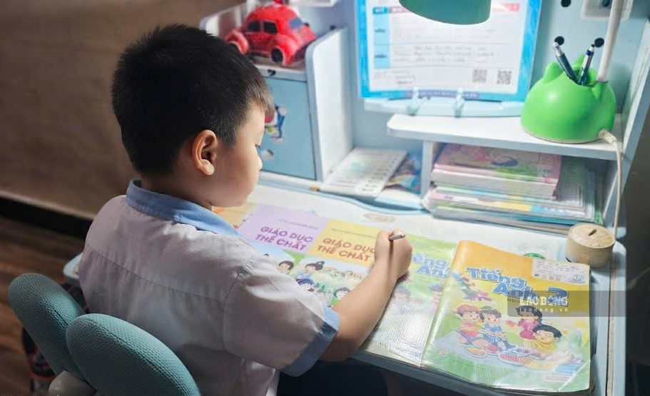 Nhiều học sinh Đà Nẵng vẫn đang chờ bổ sung sách giáo khoa. Ảnh: Hoàng Bin chụp 22.9