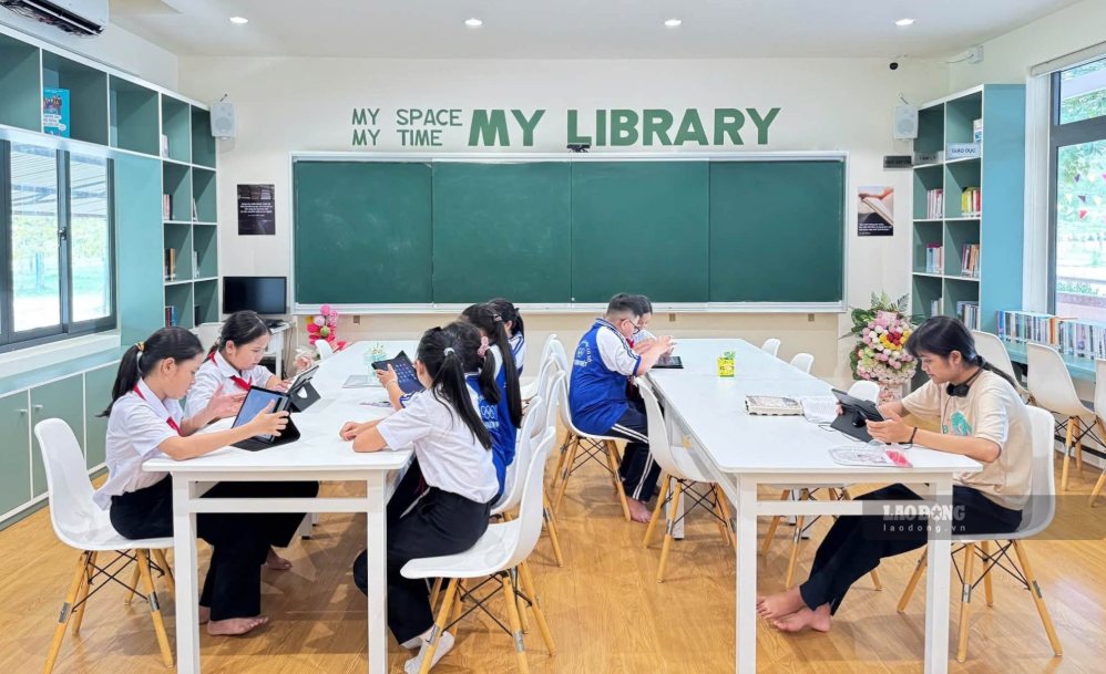 Students read e-books at the library of Ly Thuong Kiet Secondary School, Quang Phu ward, Da Nang in September 2026. Photo: Van Phat