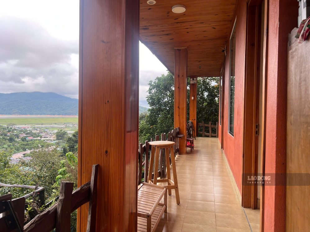 Corridors in living spaces should be designed neatly, prioritizing durable, anti-slip materials. Photo: Thanh Thanh