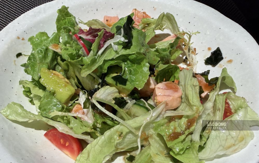 Salmon butter salad combined with green vegetables, good fats and protein, creates a light, easy-to-eat dinner, suitable for weight control menus. Photo: Thuy Duong