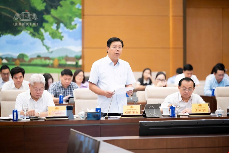 Member of the Party Central Committee, Minister of Home Affairs Nguyen Tien Hai said that the draft amended Law in the direction of excluding people who are receiving monthly social pensions is not subject to compulsory and voluntary social insurance participation. Photo: Quochoi. vn