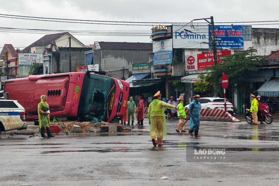 Scene of the passenger car overturning accident in Gia Lai, causing many casualties. Photo: An Nhon Today