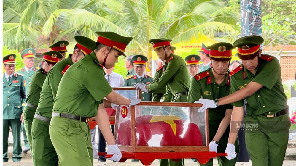 Các chiến sĩ thực hiện nhiệm vụ di chuyển hài cốt liệt sĩ về nơi an nghỉ cuối cùng. Ảnh chụp ngày 23.9.2026 tại nghĩa trang Liệt sĩ Mỏ Cày Bắc. Ảnh: Hoàng Lộc