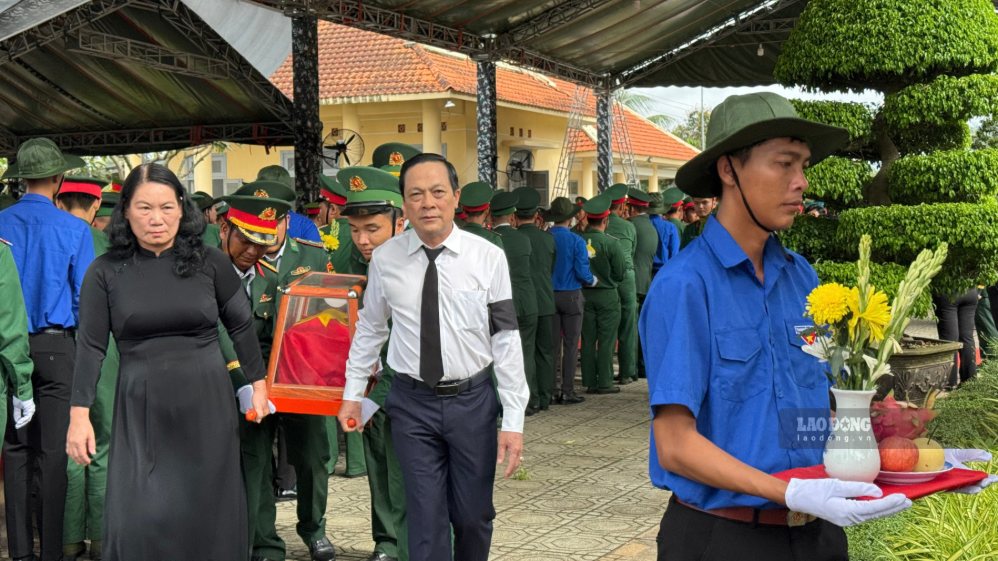 Những hài cốt liệt sĩ được tìm kiếm, quy tập trong gần 3 tháng được di chuyển về nghĩa trang. Ảnh