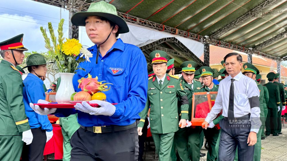Martyrs' remains are moved in a solemn and respectful atmosphere. Photo taken on September 23, 2026, at Mo Cay Bac Martyrs' Cemetery. Photo: Hoang Loc