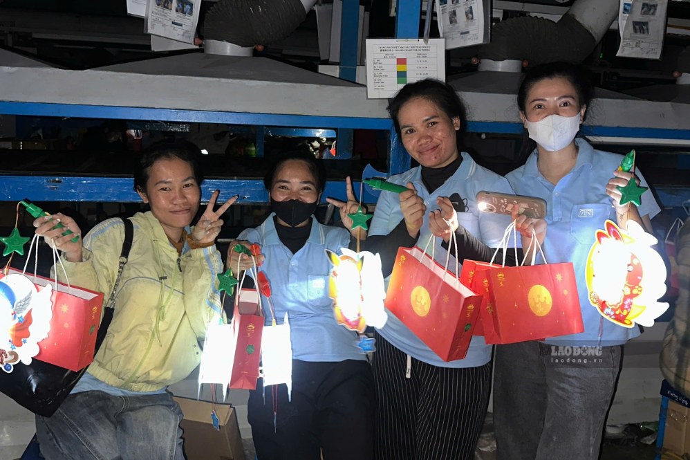 Union members receive mooncakes and lanterns right at the production workshop. Photo: Pham Duy