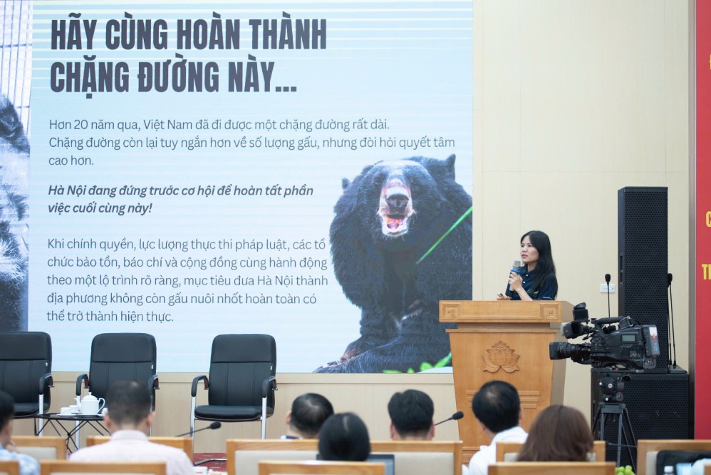 Bà Bùi Thị Hà - Phó Giám đốc Trung tâm Giáo dục Thiên nhiên - trình bày tại tọa đàm. Ảnh: Ban Tổ chức cung cấp ngày 23.9