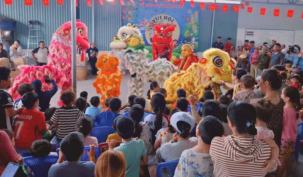 The Fatherland Front Working Committees at the grassroots level have given Mid-Autumn gifts to children. Photo: Nam Nha Trang Fatherland Front (taken in September 2026)