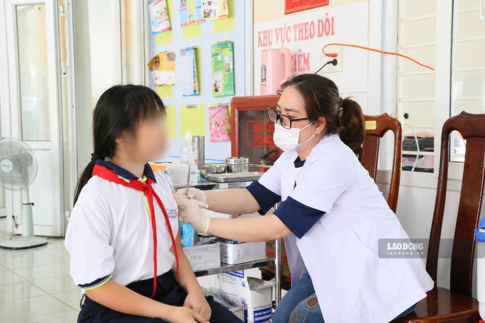 Dak Lak students are vaccinated against infectious diseases before the next school year 2025 - 2026. Photo: Bao Trung