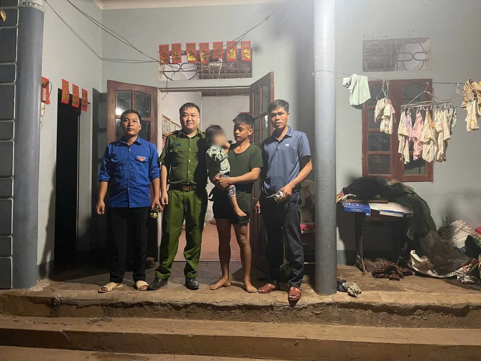 Functional forces found a lost girl by the stream after many hours of searching. Photo: Cao Loc Commune Police