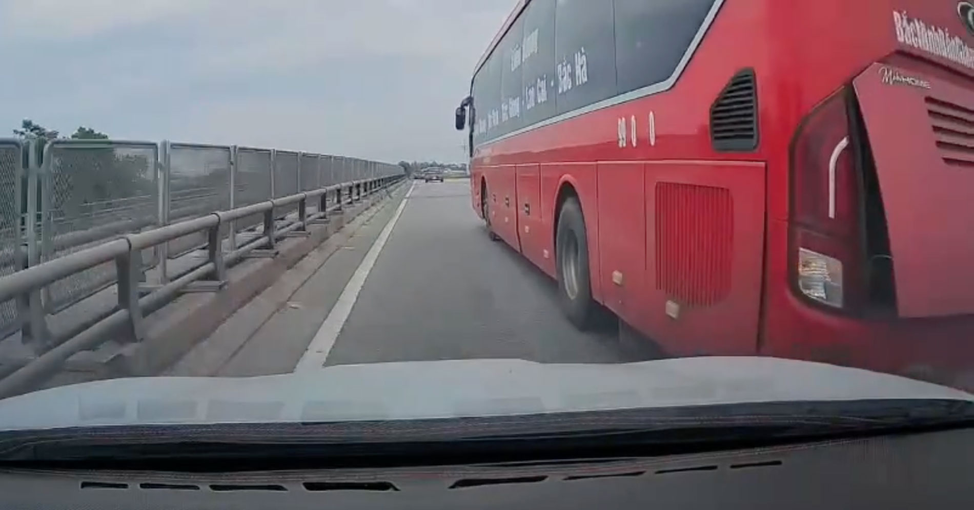 Passenger cars cut in front of vehicles on the Noi Bai - Lao Cai expressway. Photo: Traffic Police Department