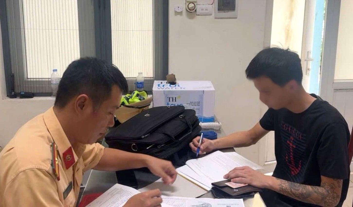 Tài xế xe khách tại cơ quan công an. Ảnh: Cục CSGT