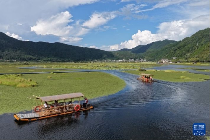 Khách du lịch tham quan và hòa mình vào thiên nhiên tại khu cắm trại Thiên Đường Sơn, Vân Nam (Trung Quốc) ngày 22.9. Ảnh: Xinhua