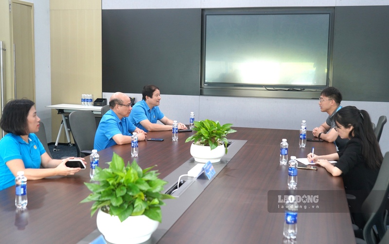 Chủ tịch LĐLĐ TP Hải Phòng trao đổi với người sử dụng lao động về việc thực hiện chế độ, phúc lợi tại doanh nghiệp. Ảnh: Mai Dung