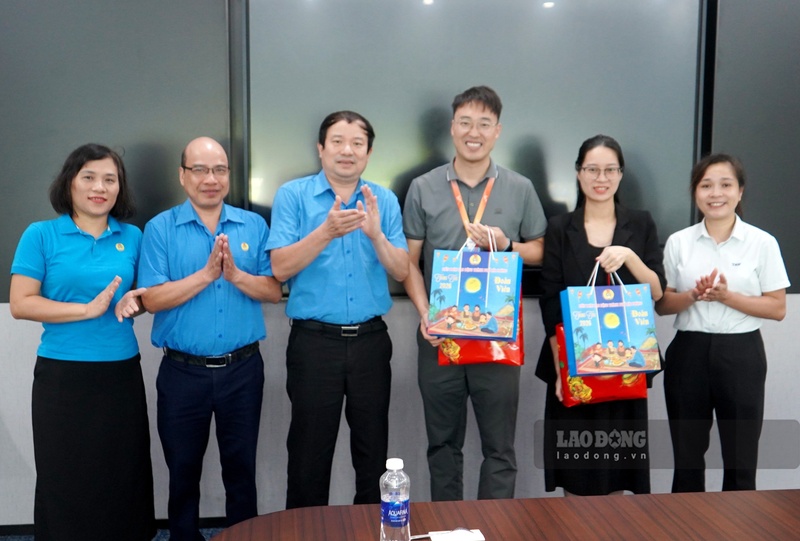 Chairman of Hai Phong City Labor Federation presents gifts to representatives of leaders of Tongwei Vietnam Co., Ltd. Photo: Mai Dung