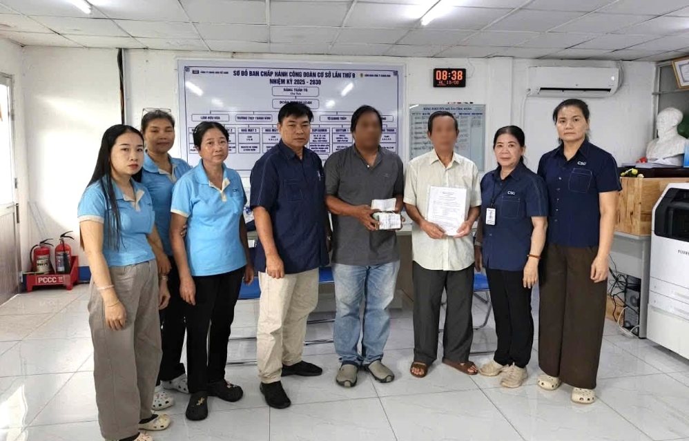 Handing over support money from the 455th Mutual Assistance Association to families with union members and workers who have passed away. Photo: Grassroots Trade Union of Chang Shin Vietnam Co., Ltd