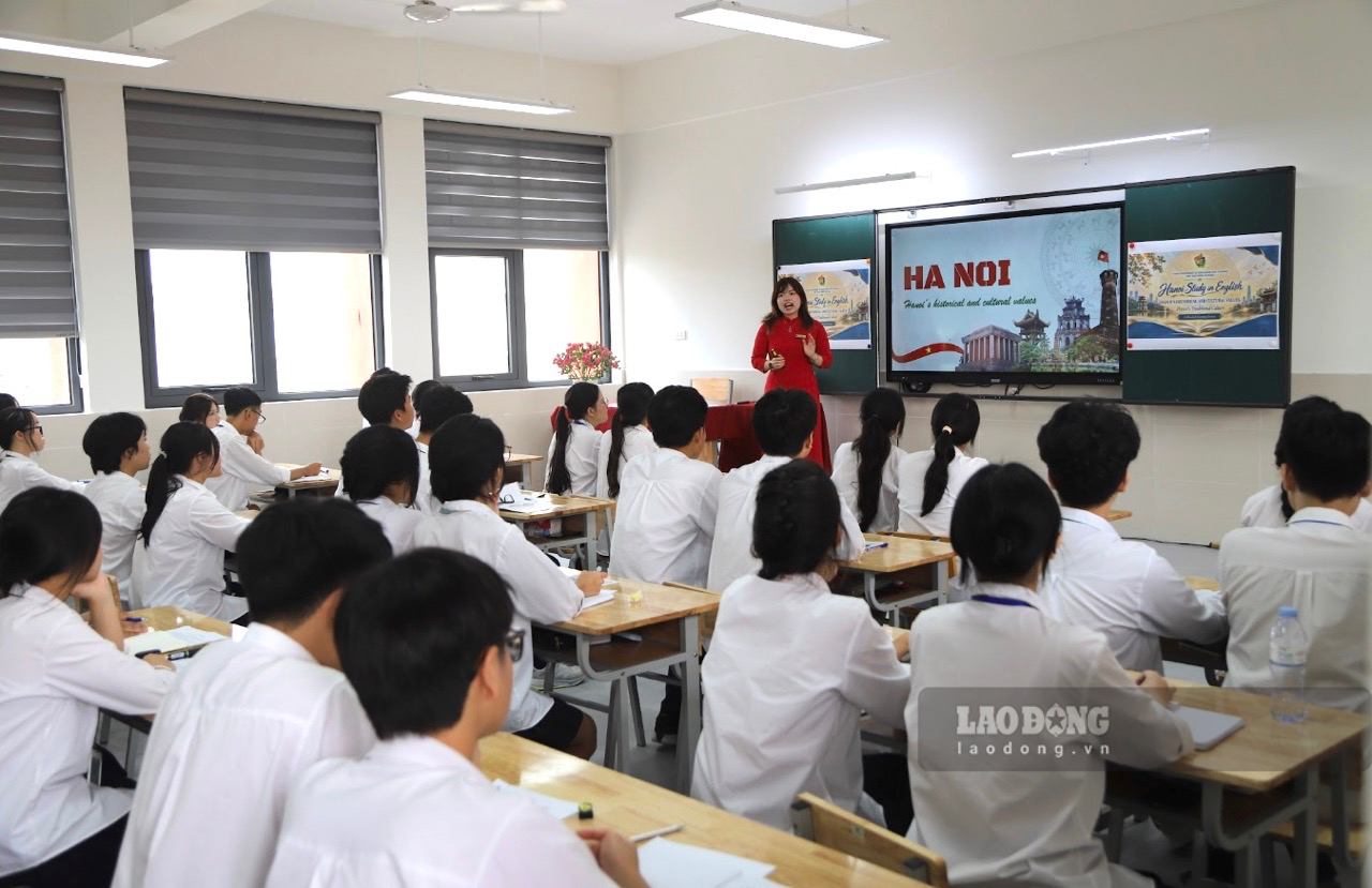 The Ministry of Education and Training continues to build and complete documents detailing and guiding the implementation of policies on salaries and support allowances for teachers. Photo of a class of teachers and students of Viet Duc High School. Photo: Trang Trang