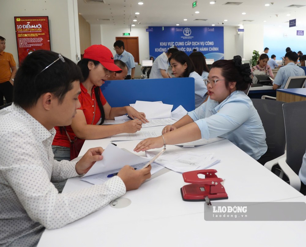 Urgently complete the job position system, arrange and use officials for the right people and jobs. In the photo, officials of Hanoi Public Administration Service Center branch No. 1 are handling administrative procedures for people as of April 2026. Photo: Pham Dong
