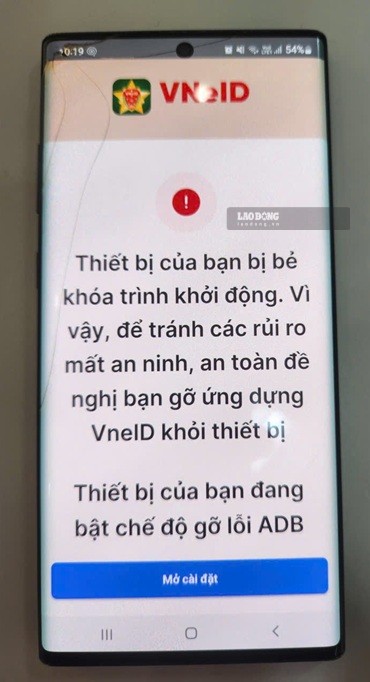 Người dân cần chủ động kiểm tra thông tin thuê bao để tránh bị khóa VNeID. Ảnh: Minh Hạnh chụp 23.9.2026