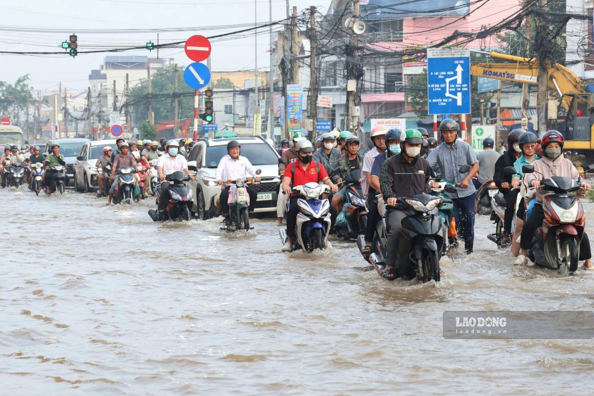 People have difficulty traveling during high tide days. Photo: Ta Quang (photo taken on September 14th)
