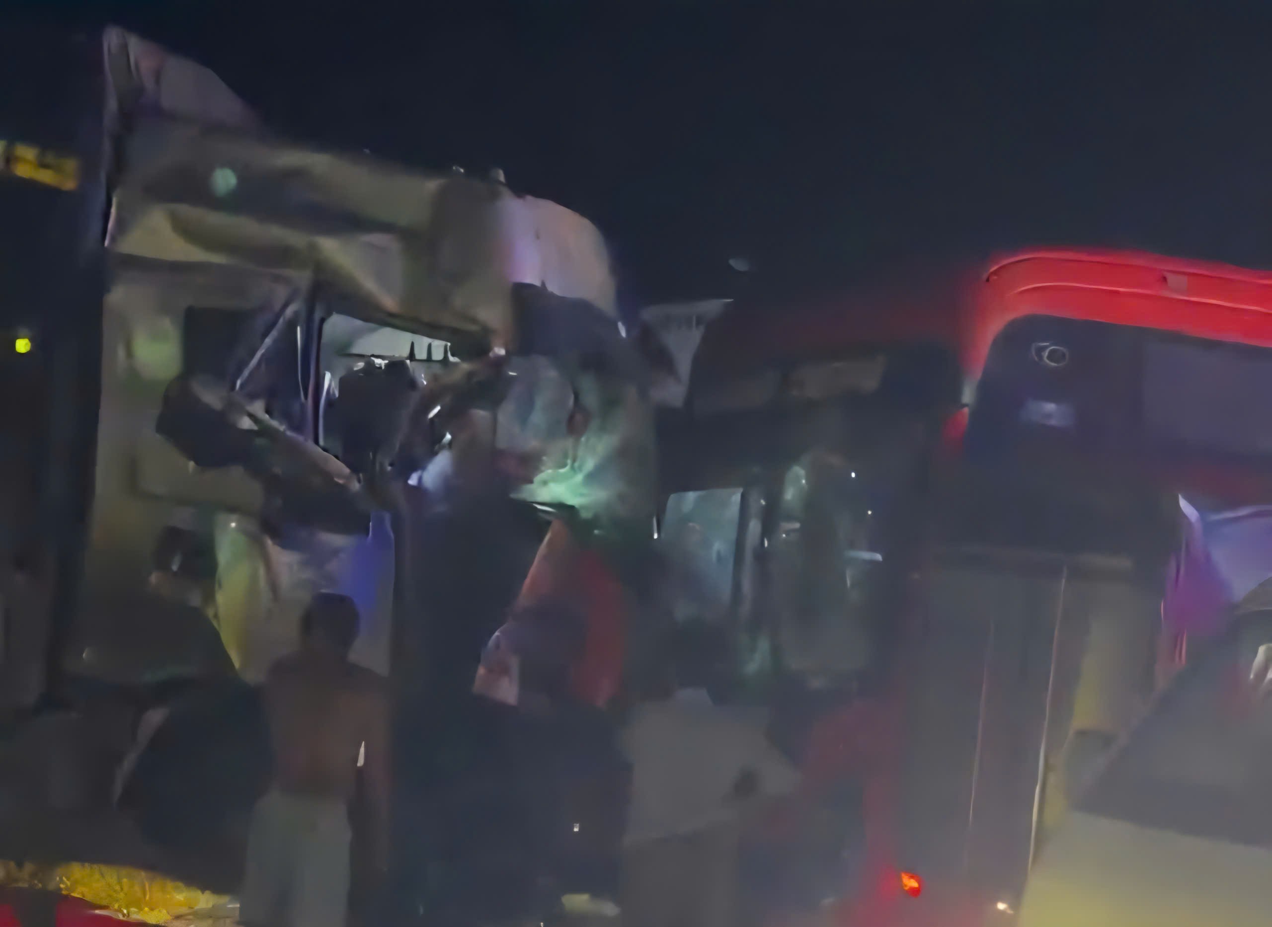 Scene of the chain collision between 5 cars in the early morning of September 23. Photo: Quang Vu
