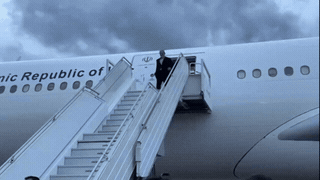 Iranian President gets off the plane when arriving in New York on September 23. Photo: AFP