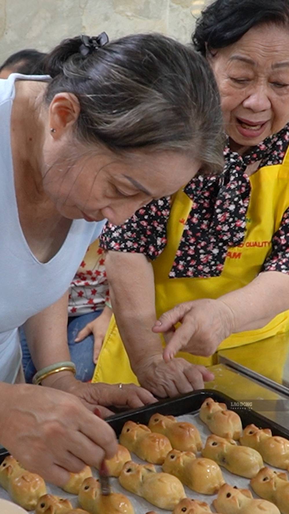 Rộn ràng lớp học làm bánh trung thu miễn phí ở TPHCM.