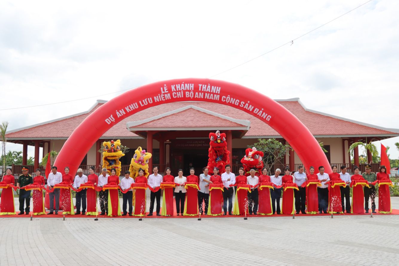 Quang cảnh lễ cắt băng khánh thành Khu lưu niệm Chi bộ An Nam Cộng sản Đảng, nơi đặt bàn thờ tưởng niệm nhà cách mạng Phạm Hữu Lầu cùng các đồng chí tiền bối. Ảnh: Dongthap.gov.vn