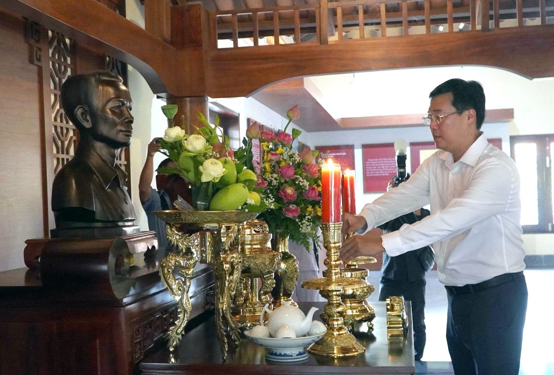 Comrade Le Quoc Phong - Member of the Party Central Committee, Secretary of the Dong Thap Provincial Party Committee - offers incense before the spirit of revolutionary Pham Huu Lau at the inauguration ceremony of the An Nam Communist Party Cell Memorial Area (Cao Lanh ward) on September 23, 2025. Photo: Huu Nghia.