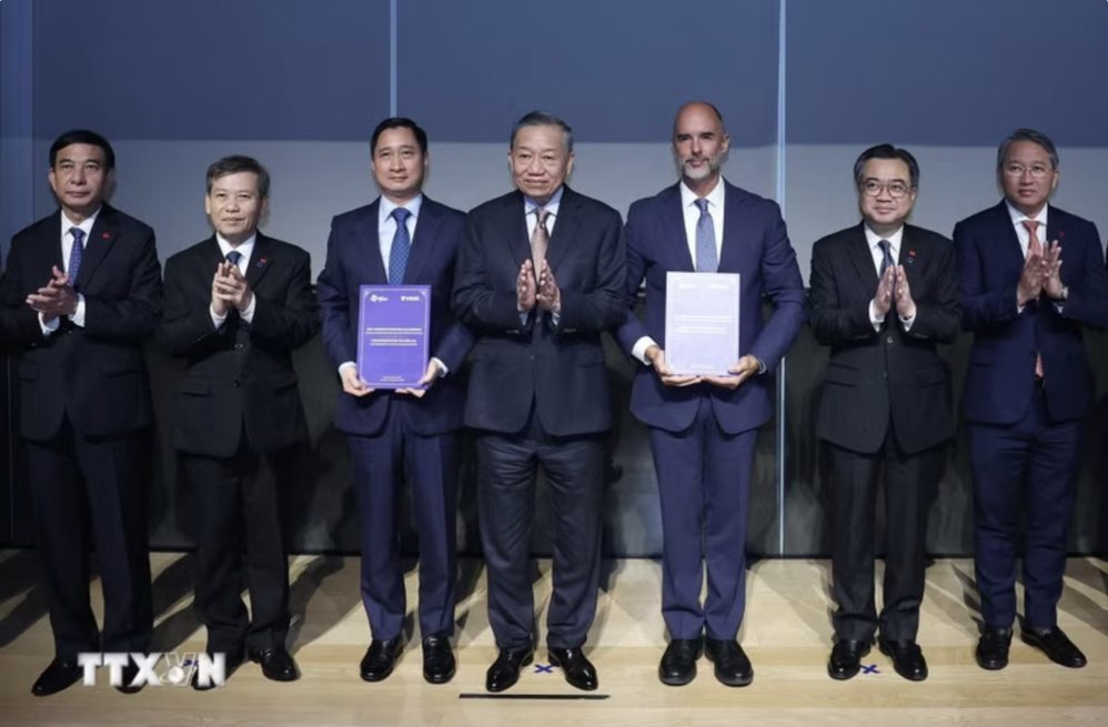 General Secretary and President To Lam witnessed the signing ceremony of cooperation documents between Pfizer Pharmaceutical Group and Vietnam Vaccine Joint Stock Company (VNVC) on improving vaccination capacity, disease prevention, and health care in Vietnam. Photo: VNA