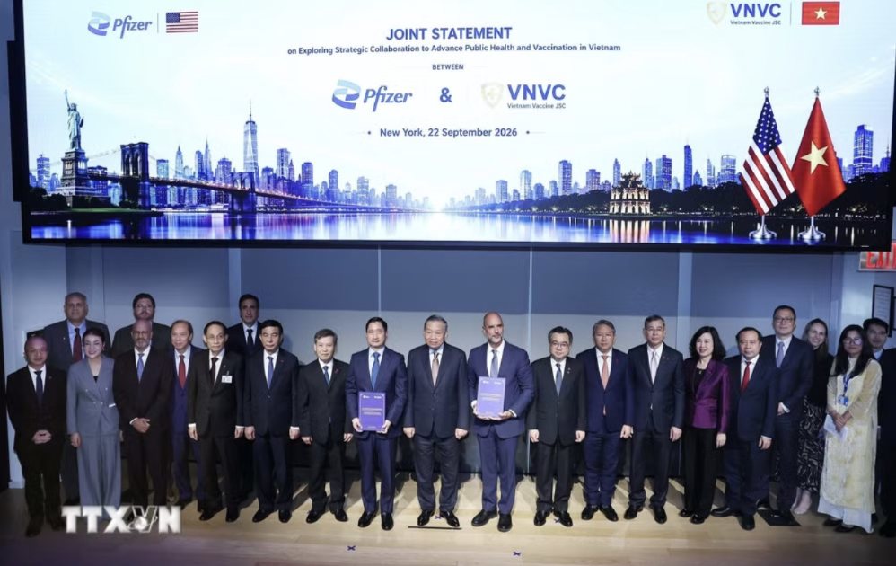 Tổng Bí thư, Chủ tịch nước Tô Lâm chứng kiến Lễ trao văn kiện hợp tác giữa Tập đoàn Dược phẩm Pfizer và Công ty Cổ phần Vaccine Việt Nam (VNVC) về nâng cao năng lực tiêm chủng vaccine, phòng bệnh, chăm sóc sức khoẻ tại Việt Nam. Ảnh: TTXVN 