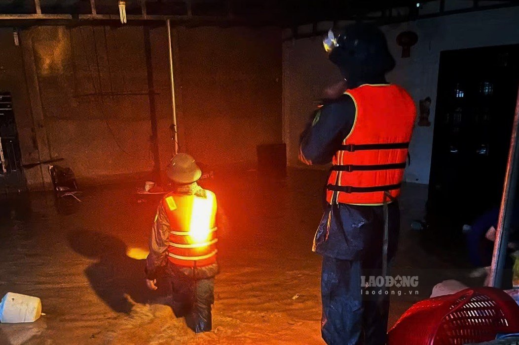 Các lực lượng có mặt tại khu vực ngập sâu trên địa bàn xã Bảo Lâm 3 để hỗ trợ người dân chống ngập vào tối 22.9. Ảnh: Phúc Khánh 