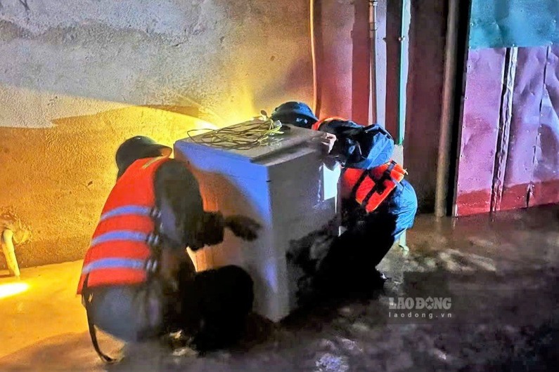 Lực lượng chức năng hỗ trợ người dân xã Bảo Lâm 3 sơ tái người, tài sản khỏi khu vực ngập sâu vào đêm 22.9. Ảnh: Phúc Khánh 