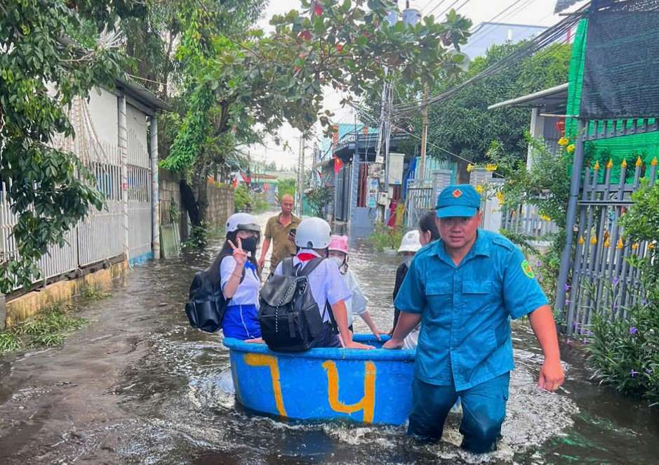 Functional forces of La Gi ward supported taking students out of the flooded area on the morning of September 23. Photo: Nhi Nhi