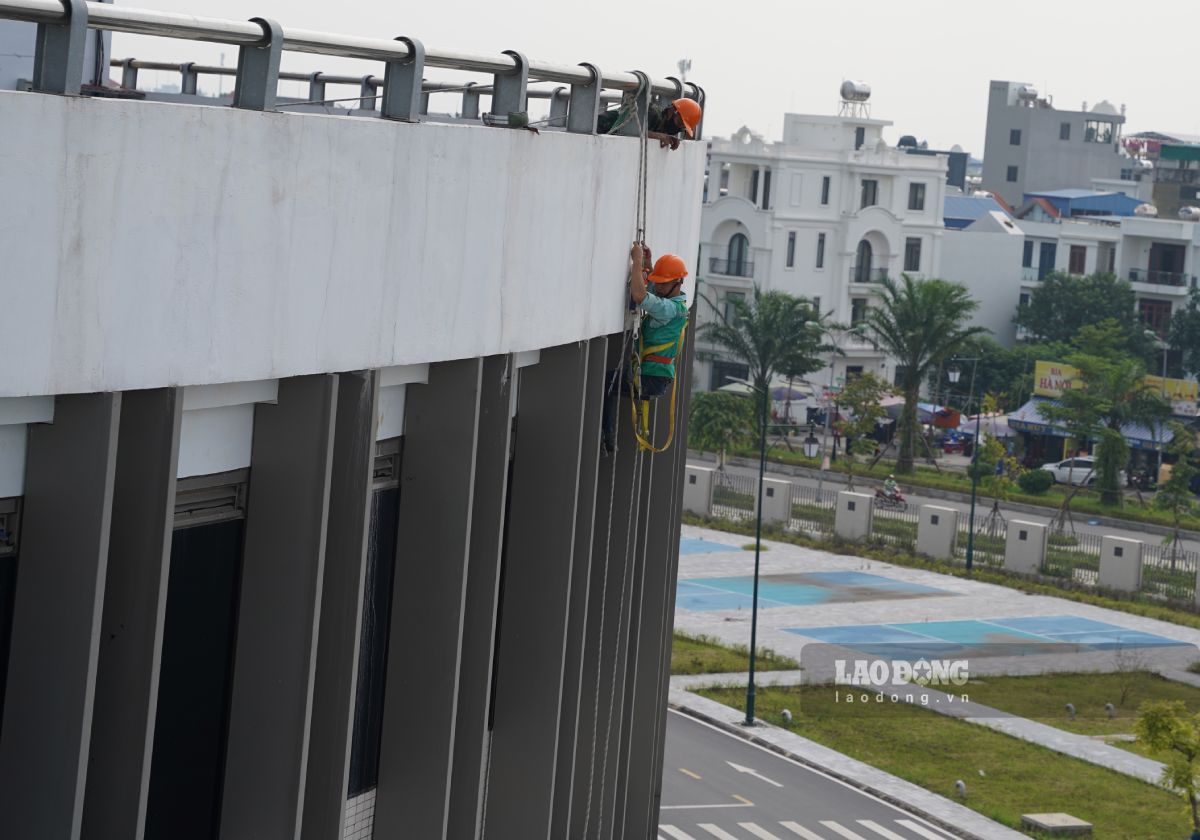 Công nhân đu dây kiểm tra hệ thống 