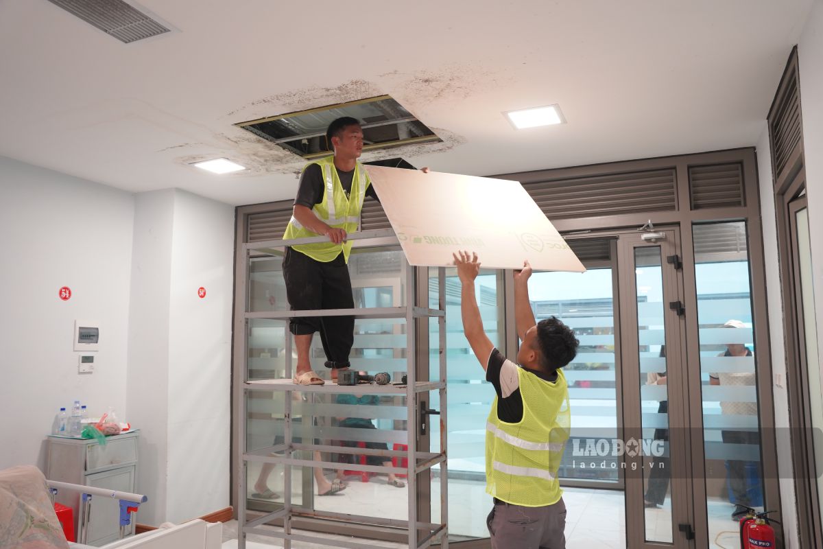 Handling some seepage and leakage locations at Nam Dinh General Hospital. Photo: Luong Ha