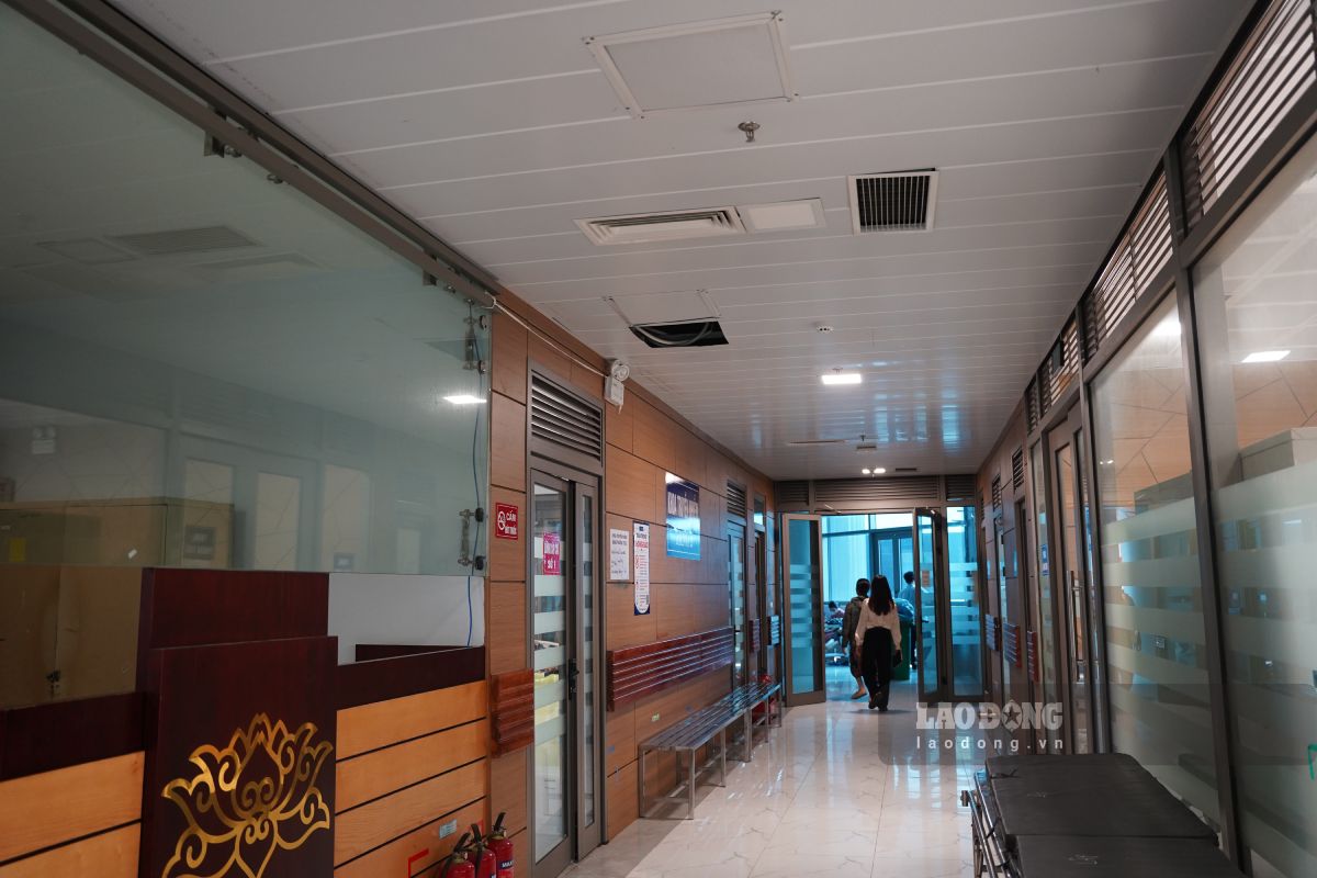 Khu vực hành lang tầng 2 Khoa Truyền nhiễm trước và sau khi xử lý tình trạng thấm, dột. Ảnh: Lương Hà (chụp tháng 9.2026)