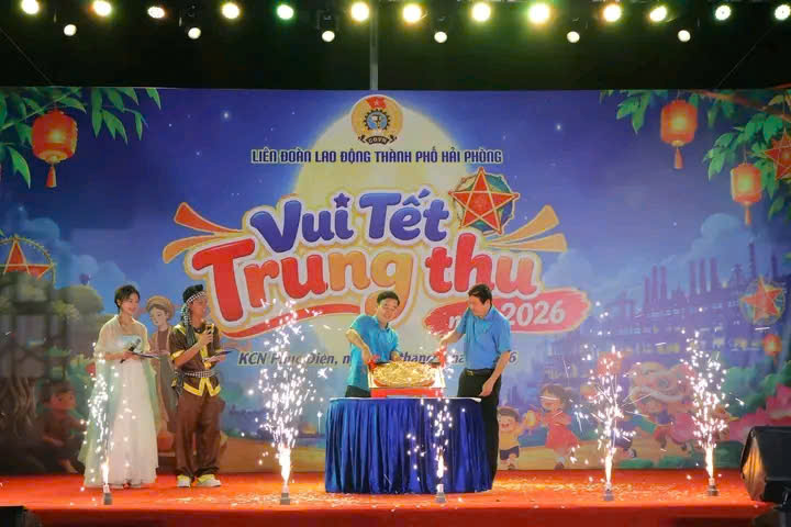 The "Happy Mid-Autumn Festival" program brings a joyful atmosphere to union members and workers. Photo: Hai Phong Trade Union