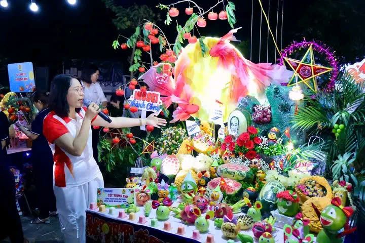 Những mâm cỗ được trang trí bằng bánh, kẹo, hoa quả và các vật liệu mang đậm không khí Tết Trung thu.