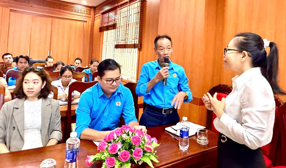 các đại biểu tập trung theo dõi, chủ động trao đổi, đặt câu hỏi và đưa những tình huống, vướng mắc từ chính đơn vị mình để cùng báo cáo viên phân tích, tháo gỡ. Ảnh: Công đoàn Nam Phước