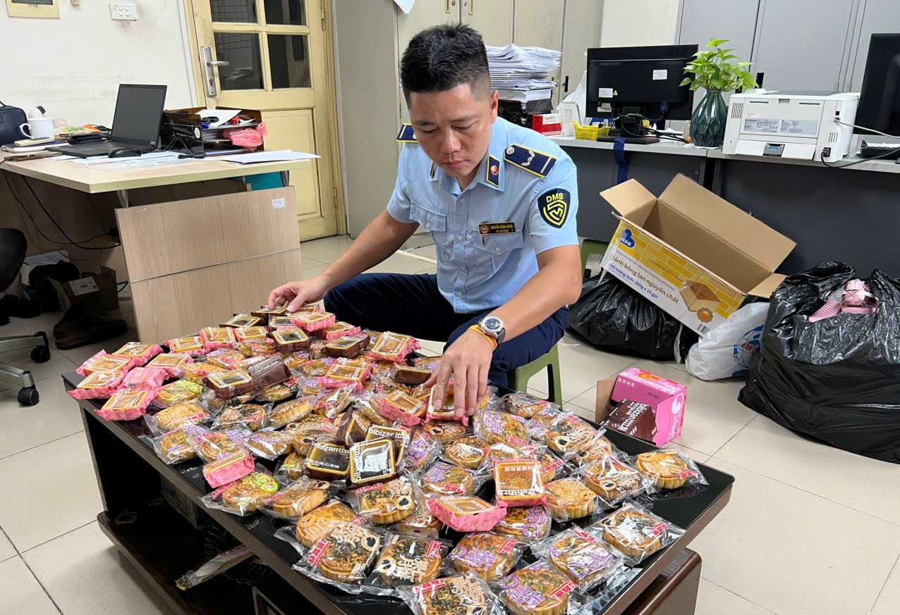 Mid-Autumn cakes, confectionery and children's toys are strictly controlled by the Market Management force during the Mid-Autumn Festival peak. Photo: Hanoi Market Management Department