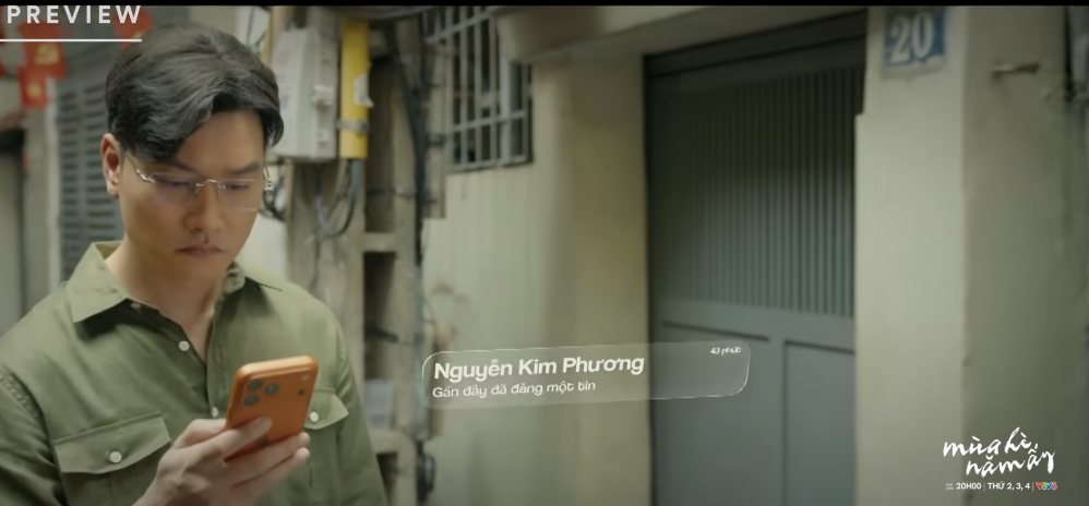 Tùng tìm mọi cách để lấy lòng mẹ Phương. Ảnh: VFC 
