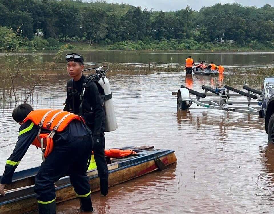 Lực lượng chức năng thành phố Đồng Nai tìm kiếm người trên ô tô nghi bị nước cuốn mất tích. Ảnh: Công an phường Bình Long